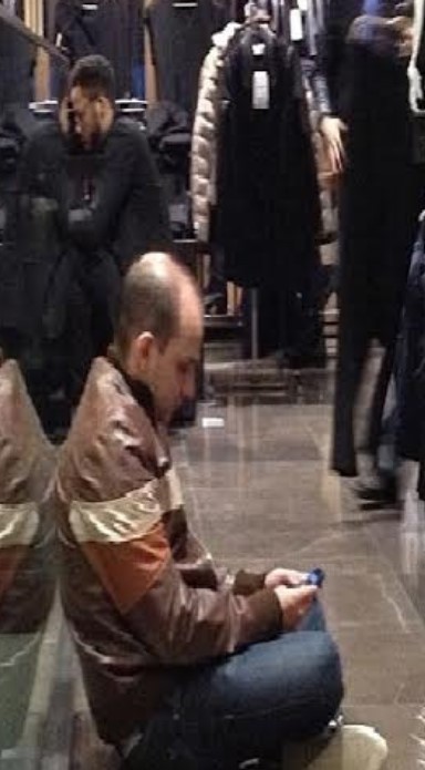 صور ضاحكة.. لحظات معاناة الرجال في انتظار نساء متسوقات