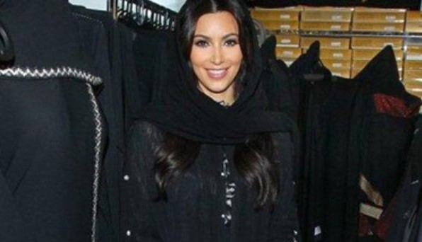 صور.. فنانات عربيات و أجنبيات بالـ"شيلة والعباية"