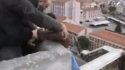 رجال شرطة اتراك ينقذون شخصا حاول الانتحار في اخر لحظة