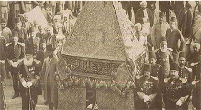 صورة نادرة لنقل كسوة الكعبة عمرها 139 سنة