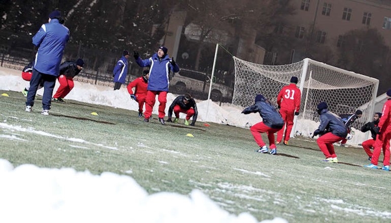 لاعبو الكويت يحاولون التعود على ارضية الملعب قبل مواجهة اليوم