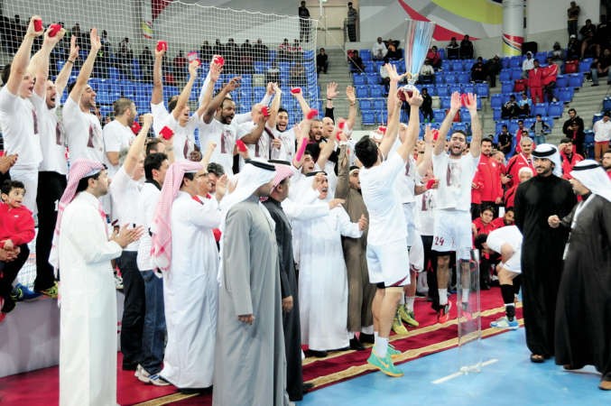 كابتن منتخب قطر يرفع الكاس بعد تسلمه من راعي المباراة﻿