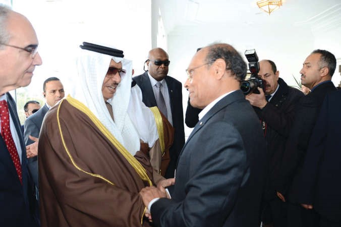 الرئيس التونسي المنصف المرزوقي مستقبلا ممثل صاحب السمو لدى وصوله الى مطار قرطاج الدولي