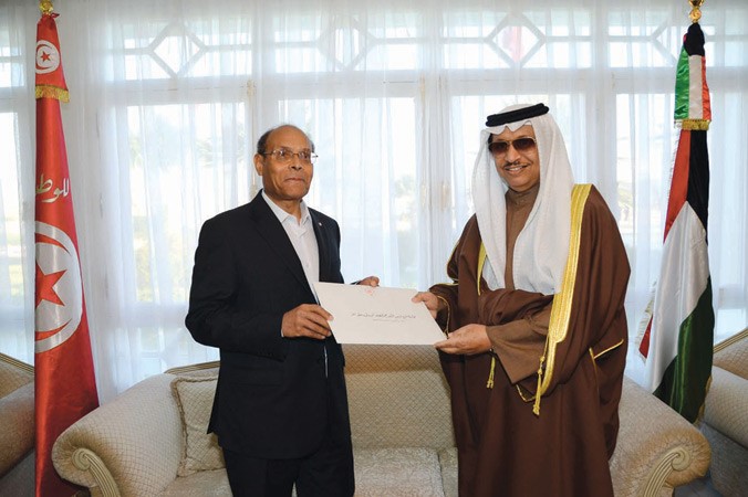 ممثل صاحب السمو الامير يسلم رسالة سموه الى الرئيس التونسي