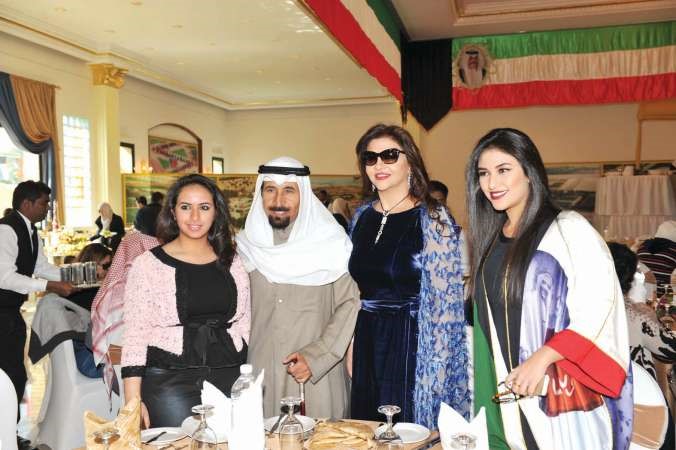 الشيخ علي الجابر مع اسرته﻿