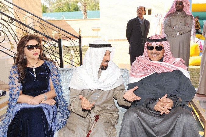 الشيخ صباح الخالد في حديث مع الشيخ علي الجابر وحرمه خلال حفل تجمع الاسرة الديبلوماسية في عزايز	 متين غوزال