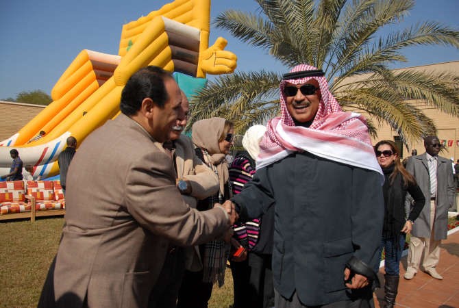 الشيخ صباح الخالد مصافحا الزميل اسامة ابو السعود﻿
