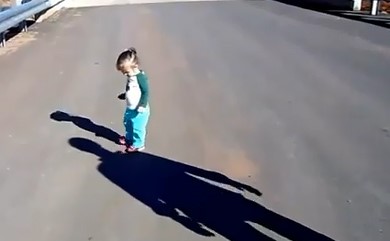 بالفيديو.. مقاطع طريفة لأطفال يشاهدون ظلهم لأول مرة