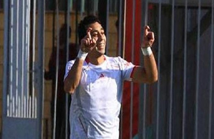 صلاح امين لاعب طلائع الجيش يرفع علامة CC تاييدا للمشير السيسي