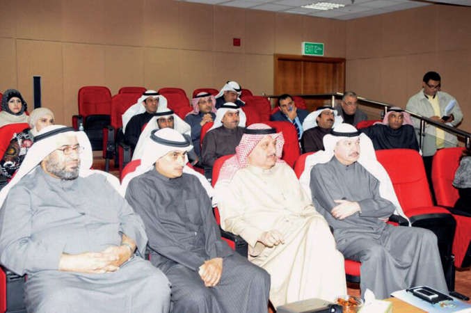 عيسى الكندري وماحمد المنفوحي وعدد من قيادات البلدية خلال اطلاق الخدمات الجديدة