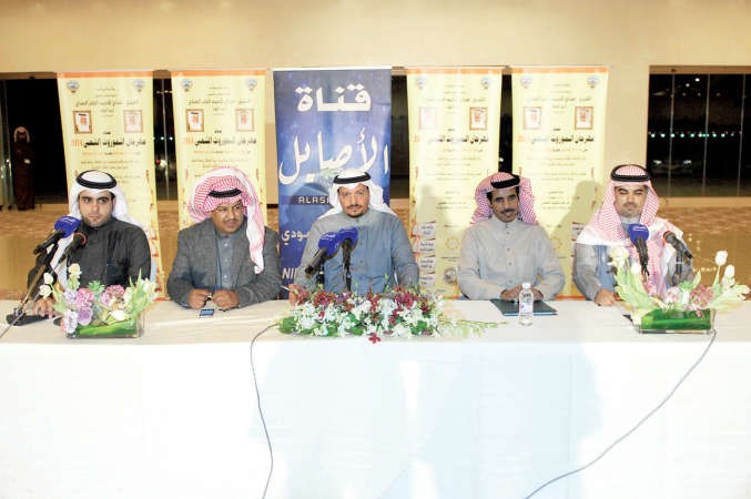 عدد من المشاركين في الامسية الشعرية﻿
