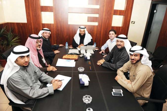 رئيس التحرير الزميل يوسف خالد المرزوق ومستشار الادارة العامة الزميل يوسف عبدالرحمن ومدير التحرير الزميل محمد الحسيني في لقطة مع النائب حمود الحمدان بحضور مدير مكتبه والزميلين حسين الرمضان وسلطان العبدان