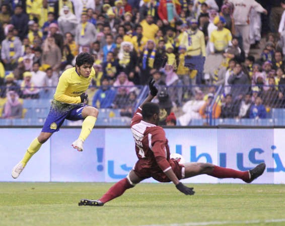 لاعب النصر يحيى الشهري يسدد الكرة على مرمى التعاون 	موقع النصر﻿