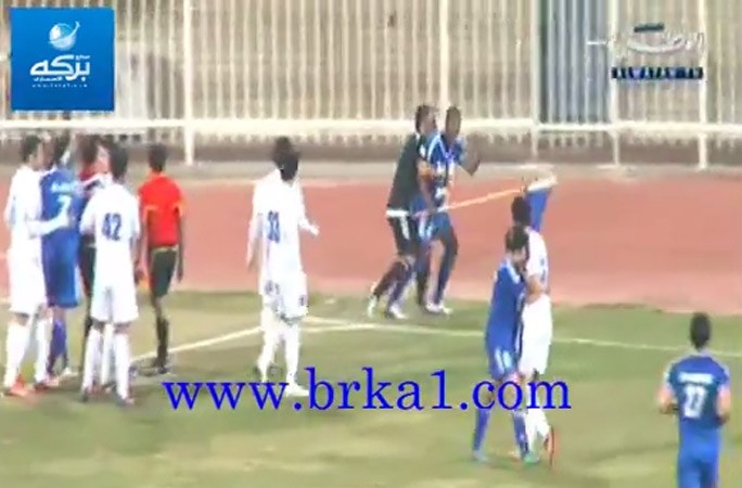 بالفيديو... لاعب كرة كويتي ينزع الراية الركنية ويحاول ضرب لاعب منافس بها