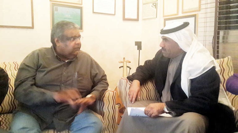 شيخ الملحنين انور عبدالله متحدثا للزميل مفرح الشمري