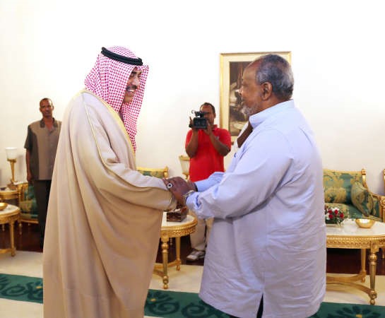  رئيس جيبوتي اسماعيل عمر جيلي اثناء استقباله الشيخ صباح الخالد 