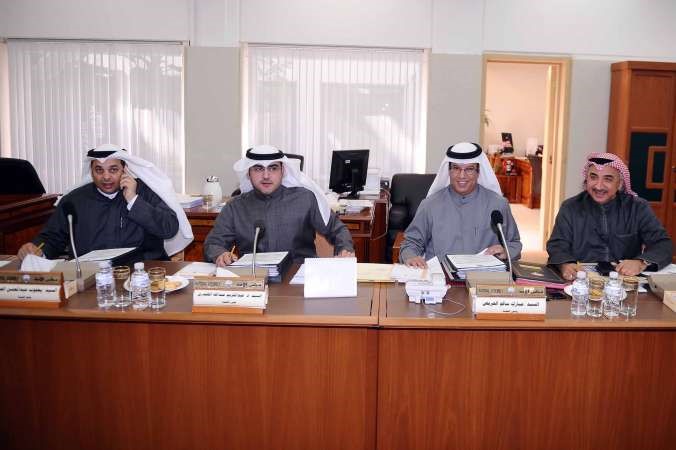دعبدالحميد دشتي ومبارك الحريص ودعبدالكريم الكندري ويعقوب الصانع اثناء اجتماع اللجنة﻿