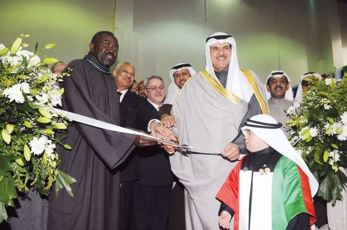 الشيخ سلمان الحمود والسفير السنغالي يقصان شريط افتتاح المعرض	 قاسم باشا﻿
