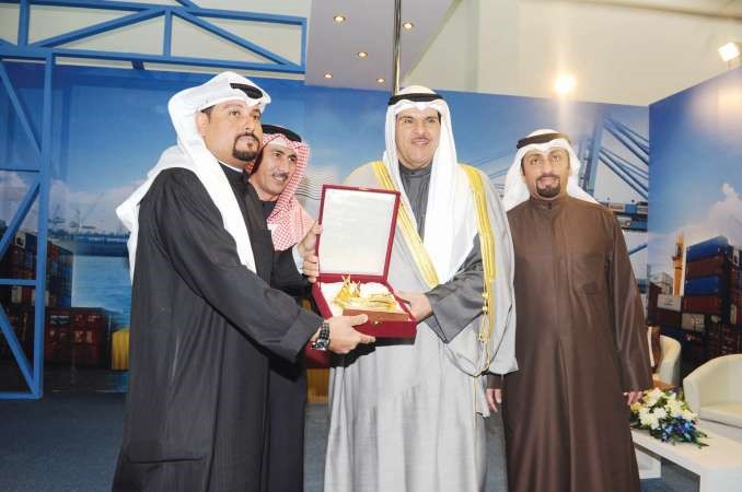 هدية تذكارية لوزير الاعلام من احد المشاركين﻿