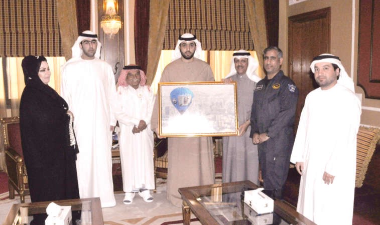 ولي عهد امارة ام القيوين الشيخ راشد بن سعود المعلا اثناء استقباله فريق منطاد امير الكويت 