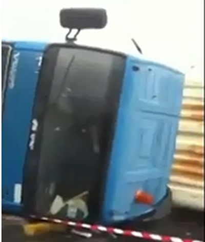 بالفيديو.. انقلاب شاحنة محملة بالاغنام في احد موانئ الكويت