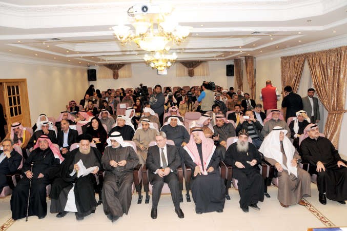 عدنان عبدالصمد ومحمد المهري ومحمد حسين بحر العلوم والاب بيجول في مقدمة الحضور