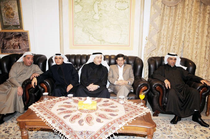 عباس خامه يار وعدد من المشاركين في الندوة