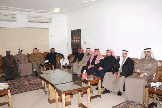  رواد ديوانية زيد الخباز في منطقة السرة ويبدو الزميل عبدالله الراكان محمد خلوصي
