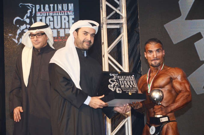 الشيخ طلال العلي يكرم احد ابطال بطولة بلاتينوم	﻿