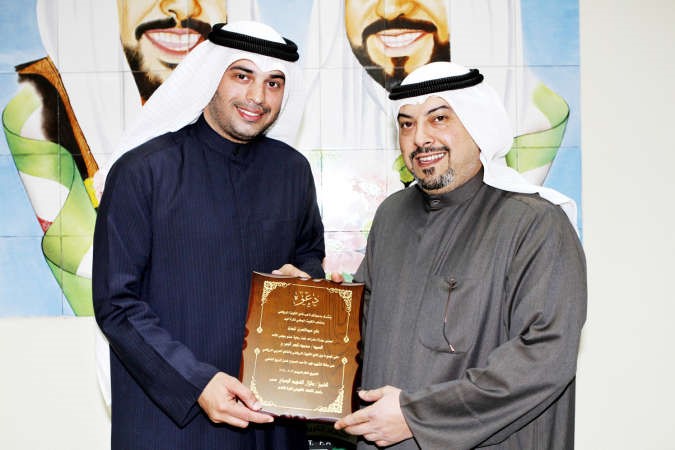 الشيخ طلال الفهد يتسلم درع الاعتزال من علي المذن﻿