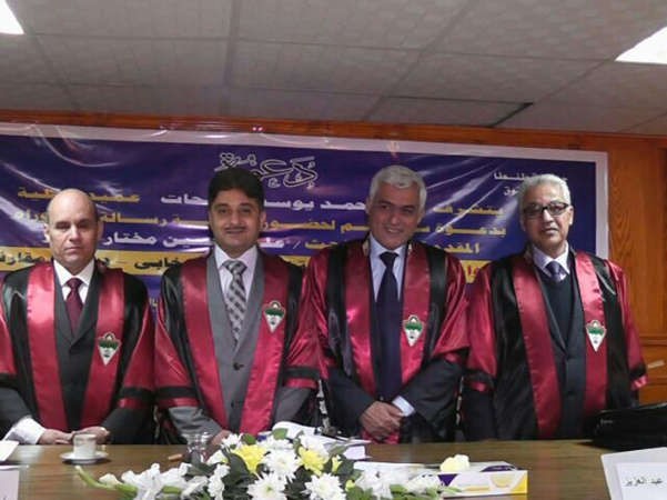 دعلي خضير متوسطا لجنة المناقشة والحكم على الرسالة