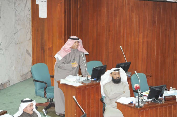 مشعل الجويسري متحدثا ويبدو مانع العجمي واحمد الفضالة