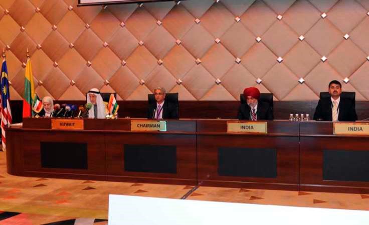 عبدالعزيز العدساني مع الحضور في الاجتماع 