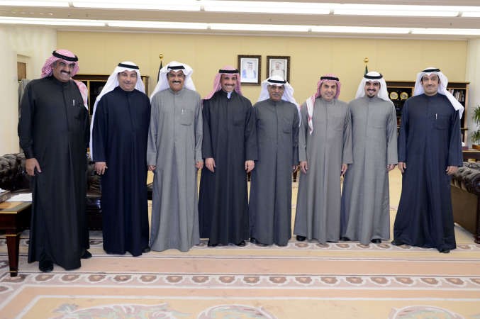 رئيس مجلس الامة مرزوق الغانم متوسطا رؤساء بعض الاندية الرياضية
