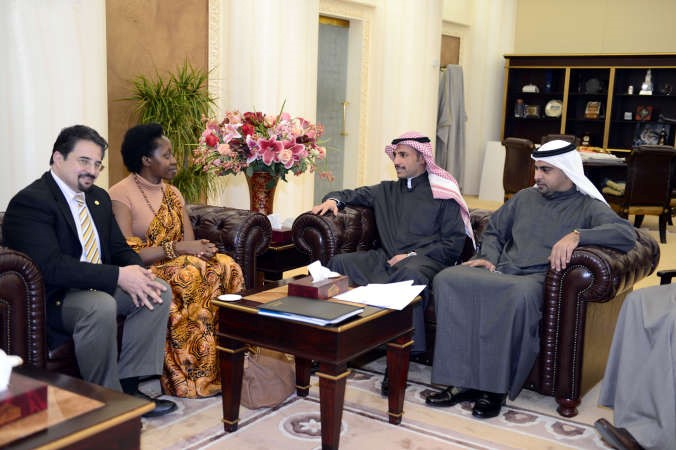 الرئيس الغانم خلال استقباله عايشة كسيرة بحضور راكان النصف