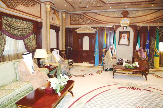 سمو ولي العهد الشيخ نواف الاحمد مستقبلا د احمد الاثري والوفد المرافق﻿
