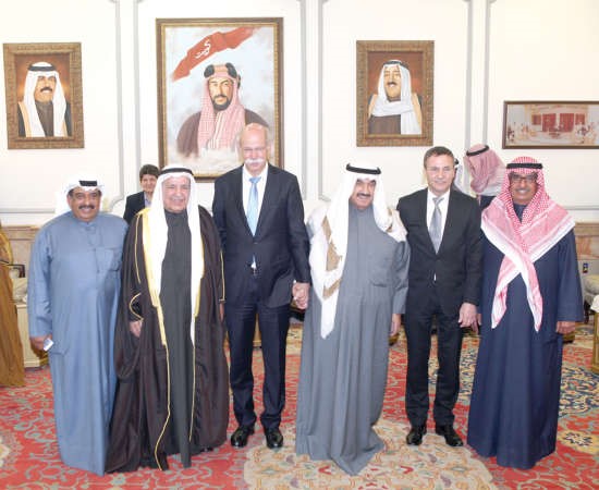 سمو الشيخ ناصر المحمد وعلي الغانم ود ديتر زيتشه خلال مادبة الغداء