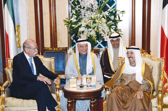 صاحب السمو الامير خلال لقائه رئيس مجلس ادارة ديملر بنز