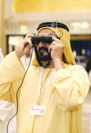 الشيخ محمد بن راشد وهو يرتدي قناعا بصريا لمتابعة عرض الطائرة بدون طيار﻿