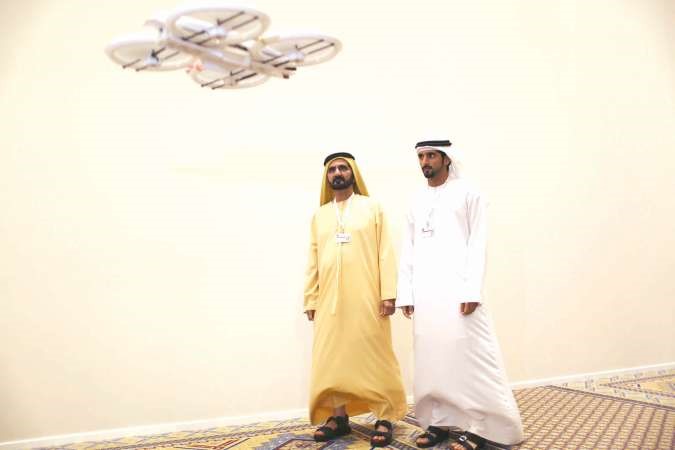  الشيخ محمد بن راشد ال مكتوم وابنه الشيخ حمدان بن محمد يشاهدان عرضا للطائرة بدون طيار﻿