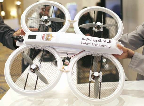 صورة للطائرة بدون طيار والتي تزمع دبي استخدامها لتوصيل المعاملات الرسمية لمواطنيها لرفع مستوى الخدمات الحكومية﻿