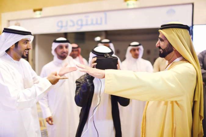  الشيخ محمد بن راشد وابنه الشيخ حمدان خلال ابتسامة ولفتة اثناء اختبار الطائرة بدون طيار ﻿