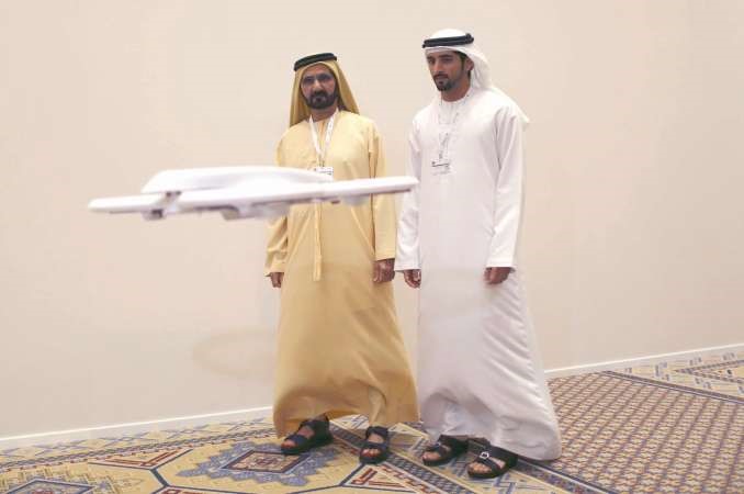 حاكم دبي الشيخ محمد بن راشد والشيخ حمدان والطائرة بدون طيار المرتقب استخدامها في الامارات كخدمة للمواطنين لتوصيل معاملاتهم بسرعة وباقل جهد﻿