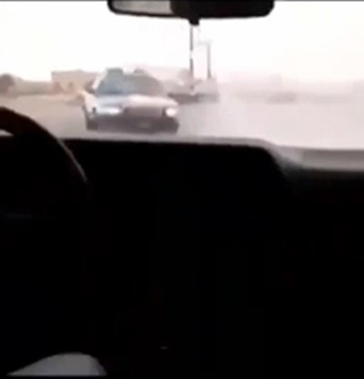 بالفيديو.. كويتي فوجئ بدورية مرور اثناء التقحيص وكاد يصطدم بها .. شاهد ردة فعله