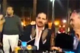 بالفيديو.. مصريون يغنون للنصر في مقهى بالقاهرة