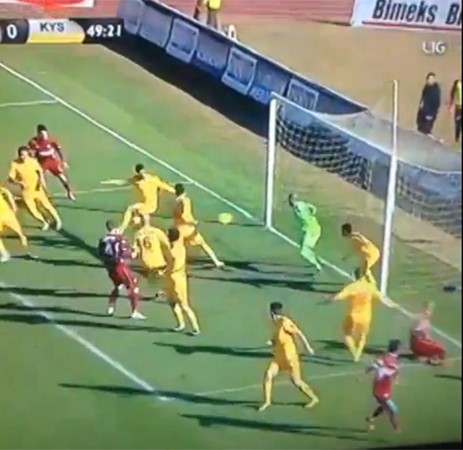 بالفيديو .. لاعب في الدوري التركي يسجل هدفاً مثيراً للسخرية في مرماه! 