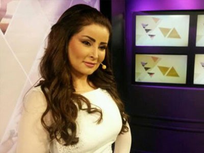 بالصور.. مروة محمد تتحول لمذيعة وتطلب رأي الجمهور في ملابسها