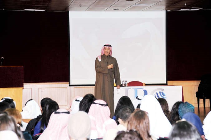 الشيخ دصباح الناصر خلال المحاضرة انور الكندري