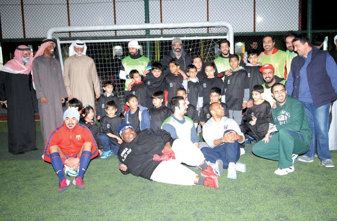 المشاهير من الفنانين والرياضيين خلال المباراة﻿