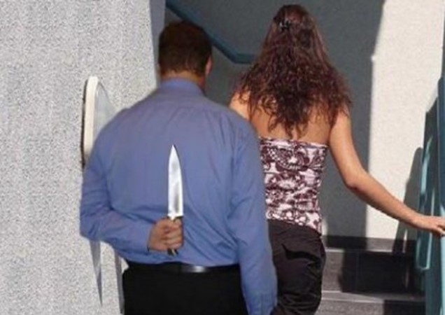 اعترافات فنان مصري قتل زوجته أمام طفله: ضربتها بمطرقة.. والسكين لم يساعدني بتقطيع جسدها فأكملت بالساطور!